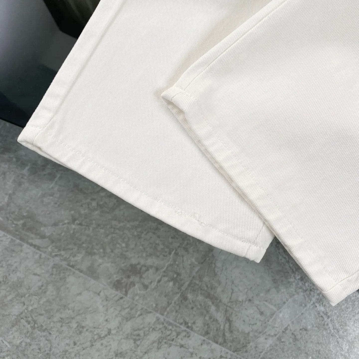 P270 chrome hearts new style white leather jeans vi Top heavy industry fashionable design] Consistent high street luxury style creation. Speaking of this style, the Zangyin family and GU family are definitely the leading representative brands. Especially the Zangyin family has really achieved a state-of-the-art effect in creating high street style. The unique washed material is used to create this style. The color system is quite eye-catching. After it is decorated with patchwork cross flowers, it cleverly highlights the charm of the brand. Secondly, this style uses classic The classic high-waist cutting design highlights the long legs and fashionable temperament of the upper body. The brand is highly recognizable and the slim fit configuration is more suitable for daily wear. It is a product that interprets personality, fashion, and specifications at a glance. This single product is enough to make any fan excited. It can be a white T-shirt for youthful preppy style, or a tight suspender for lady style. It has strong matching ability and can be easily controlled by men.  [Materials and craftsmanship] Needless to say, this point goes without saying. As an excellent craftsman brand, Zangyin’s requirements for details and craftsmanship are really perfect. The washed color of this model has gone through so many processes, not to mention the embellishment of denim appliques. It is also purely hand-made and sewn. Just like what they believe in, only hand-made things have soul and have the meaning of wear. A top-notch heavy-duty fashionable denim item, I look forward to your perfect interpretation! !  Size:28-36